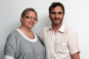 Mestari-leffan Joaquin Phoenix, Hollywoodin outolintu. Välillä mukava vitsinvääntäjä, toisinaan taas ujo mököttäjä. ©HFPA
