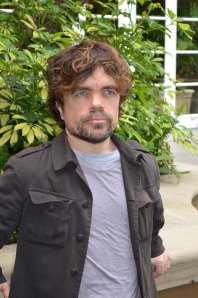 Isä kohtelee kaltoin vanhinta poikaansa, Peter Dinklagen esittämää Tyrion Lannisteria. ”Tyrion ei ole uhri vaan selviytyjä. Hän näkee aina valoisan puolen, tilanteessa kuin tilanteessa.”