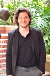 Kit Haringtonin äpäränä syntynyt Jon Nietos -hahmo patikoi, kiipeilee, tappelee ja rakastelee kylpyammeessa. ”Nilkkani murtui ennen kuvauksia. Se toi haasteita fyysisiin kohtauksiin.”