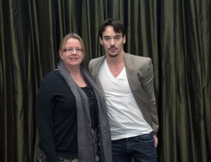 Kävin Budapestissä Dracula-sarjan kuvauksissa. Jenkeissä sarja alkanee syksyllä, Suomen lähetysaikoja en vielä tiedä. Ohjelman pääosan esittäjän, Jonathan Rhys Meyers, haastattelu oli paikallisessa Four Seasons -hotellissa. Irkkumies oli innoissaan legendaarisesta verenimijähahmostaan, kreivi Draculasta.
