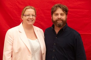 Bradley Cooper nimittää Zach Galifianakisia "korkeamman tahon siunaamaksi". ©HFPA