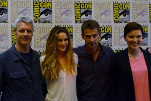 Divergent-leffan tarina sijoittuu tulevaisuuden Chicagoon. Joka vuosi 16-vuotiaat nuoret jaotellaan viiteen kategoriaan heidän luonteenpiirteidensä mukaan; epäitsekkäisiin, rauhallisiin, rehellisiin, urheisiin ja älykkäisiin. Elokuvan päähenkilö, Tris, on erilainen, sillä hän sopii kolmeen eri kategoriaan. Kun hänen salaisuutensa paljastuu, on hän kuolemanvaarassa. Kuvassa pätkän ohjaaja, Neil Burger, pääosan esittäjät Shailene Woodley ja Theo James sekä Divergent-novellin kirjoittanut Veronica Roth. Leffan ensi-ilta on ensi keväänä.