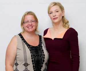 Suomen-matkan jälkeen on suoriutumispaineita. Mitä kirjoitan? Kiinnostaako ketään? Miltä näytän? Kiinnostaako sekään ketään? Joten palaan bloggaajan arkeen laiskasti, mutta julmasti. Laiskasti sen takia, että kerron vain, että Cate Blanchett on hyvä uudessa elokuvassaan, Woody Allenin ohjaamassa Blue Jasmine. Julmasti sen takia, että ylipäätään julkaisen kuvan minusta ja Catesta. Minun olisi kannattanut puuteroida naamani ennen kuvan ottoa ja vetää vatsa sisään. No, jälkikäteen on turha jossitella… ©HFPA