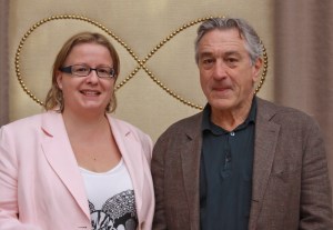 Jotain minä touhotan Robert De Niron kanssa hääkappelissa Las Vegasissa. Michael Douglas nimittää kollegaansa ”pussycatiksi”. De Niro ei pistä pahakseen lempinimeään. Mies nähdään kahdessa komediassa, Last Vegas ja Mafiaperhe. ©HFPA