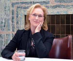Meryl Streep on siviilissä lempeä. Samaa ei voi sanoa hänen Violet-hahmostaan August: Osage County -draamakomediassa. Suusyöpää sairastava, lääkekoukussa olevan nainen kehittää painajaismaisen viikonlopun sukulaisilleen, jotka tulevat hänen miehensä hautajaisiin. ”Olen ollut perhetapahtumissa, joissa vuosikymmenien patoutumat ovat niin pinnalla, että tilanne räjähtää, kun joku sanoo väärän sanan”, Meryl miettii aihetta Lontoossa. ©KU