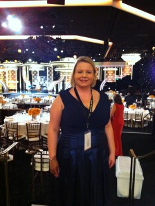 Juhlasalissa, hieman ennen kutsuvieraiden saapumista paikalle.