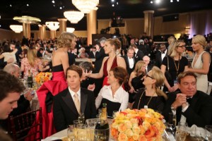 Tähdet tapaavat toisiaan. Perhe – August: Osage County -elokuvan Julia Roberts ja Meryl Streep todistavat muusikko Taylor Swiftin ja näyttelijä Amy Adamsin kohtaamista. ©Armando Gallo / HFPA