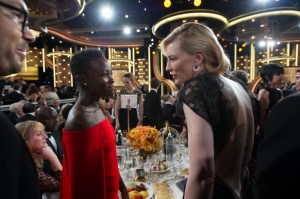 Lupita Nyong'o (12 Years a Slave) oli ensimmäistä kertaa Kultainen maapallo -gaalassa. Hän tapasi monta konkaria kuten Cate Blanchettin (Blue Jasmine). ©HFPA