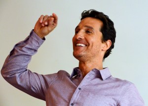 Matthew McConaughey nähdään tällä hetkellä televisiosarjassa True Detective. Hän on voittanut tänä vuonna Dallas Buyers Club -elokuvan AIDS:ia sairastavan Ron Woodroof -roolista Kultaisen maapallon ja näyttelijäliiton SAG-palkinnon. Hän on ehdolla myös Oscar-gaalassa, joka pidetään 2. maaliskuuta. ”Tämä on ensimmäinen kerta, kun olen voittanut arvostettuja palkintoja ja olen ehdolla Oscar-gaalassa. Nautin kokemuksesta”, hän kertoi tällä viikolla Los Angelesissa. Yllä olevan kuvan ottohetkellä hän muistelee tilannetta, kun Jessica Chastain julkisti, että Matthew on Golden Globe -palkinnon voittaja. ”Jessica sanoi voittajan nimen ensimmäisen tavun ja piti pienen tauon sen jälkeen. Kävin nopeasti läpi muiden ehdokkaiden nimet. Sitten tajusin, että minä olen voittaja.”