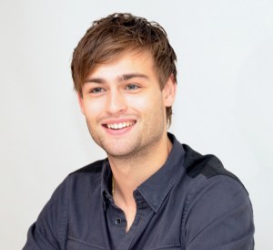 Douglas Booth on Nooan vanhin poika, Shem