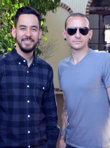 Linin Park julkaisi uuden biisinsä, Guilty All The Same (https://www.youtube.com/watch?v=cEaEdLQbAFM), viime kuussa. Se on esimakua uudelta, kesäkuussa ilmestyvältä The Hunting Party -levyltä. Mike kuvaa sitä rokahtavammaksi ja lujemmaksi kuin bändin aiemmat viisi studiolevyä. Semmoiseksi, mitä hän haluaisi kuunnella, jos olisi nuori kundi. Kuvassa yhtyeen keulahahmot Mike Shinoda ja Chester Bennington Hollywood Foreign Press Association -järjestön toimistolla. 