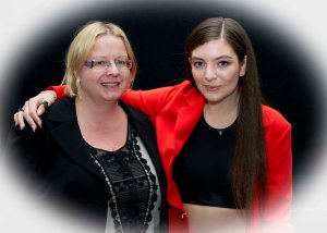 Lorde laulaa Yellow Flicker Beat -kappaleen Nälkäpeli – Matkijanärhi, osa 1 -elokuvassa. Kuva: HFPA