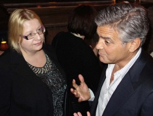 ”Olen onnellinen. Olemme kiinnostuneita samanlaisista asioista ja minulla on kumppani kenen kanssa voin tehdä asioita. Kuvaan kuukauden elokuvaa New Yorkissa ja Amal luennoi sinä aikana ihmisoikeuksista Columbian yliopistossa. Ainut haittapuoli tilanteessa Amalin kannalta on se, että kuvaajat seuraavat häntä töihin. Hän ei ole tottunut siihen”, hyväntuulinen Clooney kertoi tänään West Hollywoodissa, HFPA:n hänelle järjestämässä juhlatilaisuudessa. Kuva: William Rutten