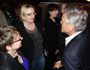 Clooney esitteli onnellisena kultaista vihkisormustaan. Hän meni naimisiin vaimonsa, asianajaja Amalin kanssa syyskuussa. Minun oli ”pakko” kysyä, miten avioliitto on muuttanut hänen elämäänsä. Kuva: William Rutten