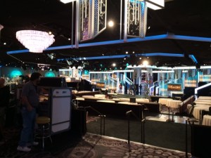 Golden Globe -gaala pidetään Beverly Hilton -hotellin International Ballroom -salissa. Sinne mahtuu hieman yli 1300 vierasta. Suora lähetys alkaa NBC-kanavalla viideltä (PT).