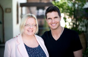 Olen taas takaisin Los Angelesissa – ainakin hetken. Täällä The Tomorrow People -sarjasta tuttu Robbie Amell muisteli teinivuosien lätkäleiriä Suomessa, Ruotsissa ja Norjassa. Kuva: HFPA