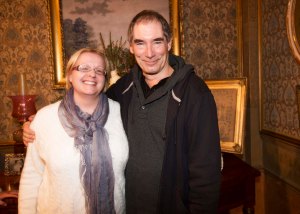 Sieltä matka jatkui Irlantiin, Dubliniin. Kävin katsomassa Penny Dreadful -sarjan kuvauksia. Entisen James Bondin, Timothy Daltonin kainalossa minua naurattaa se, että hän kertoi seurustelleensa kouluaikoina suomalaisnaisen kanssa. Viimeaikoina Suomi-kytköksiä on ollut joka puolella. Kuva: HFPA