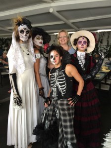 Tarinalla on jotain tekemistä kuolleiden päivän kanssa. Kuvassa elokuvan ekstroja.