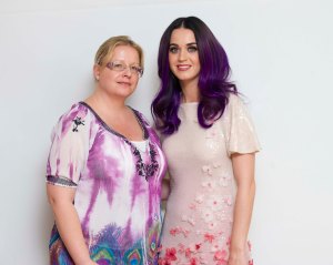 Poppari Katy Perry on tullut tutuksi värikkäistä asuista. Hänen tyylitajunsa alkoi muokkautua jo lapsena, kun hän kävi isänsä kanssa kirpputoreilla. ”Isä herätti minut seitsemältä aamulla ja lähdimme kiertämään kirppareita. Budjettini oli yhden euron paikkeilla.” Hän kertoo perineensä myös huumorintajunsa isältään.   Tämän kuvan ottamisesta on jo jokunen vuosi aikaa, mutta toivotan sen myötä hauskaa keikkailtaa Katy Perryn kanssa. Kuva@HFPA