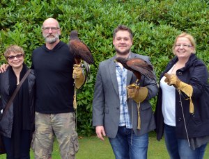 Haukkametsästyksessä Skotlannissa Anken ja Outlander-sarjasta tuttujen MacKenzie-veljesten, Graham McTavishin ja Grant O'Rourken kanssa.