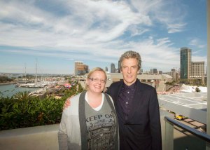 Tapasin Peter Capaldin San Diegossa, Comic-Conissa. Hän esittää Doctor Who -tieteissarjan pääosaa, Tohtoria. Hän on kahdestoista Tohtori brittiohjelmassa, jonka ensimmäinen jakso nähtiin vuonna 1963. ”Katsoin sarjaa nuorena ja se inspiroi minua ja kavereitani myös leikkeihin.” Vuosien aikana Dr. Who on kohonnut suosituksi kulttisarjaksi. ”Minua jännitti hypätä Tohtorin saappaisiin, sillä ohjelma on paljon suositumpi kuin mihin minä olen tottunut.” Kuva: HFPA