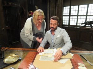 Meikäläinen naputtamassa Mr. Selfridgelle (Jeremy Piven) kirjanpidosta. Laskuja on aivan liikaa, niin kuin aina. Eli kävin siis Mr. Selfridge -sarjan kuvauksissa Lontoossa.